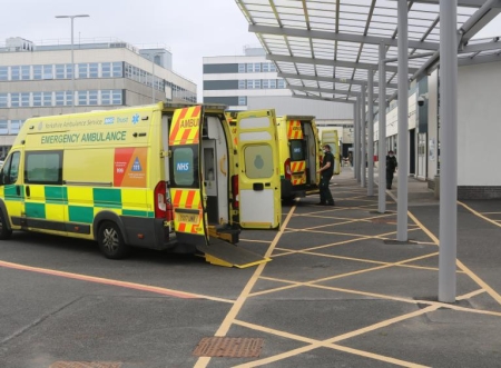 doncaster-royal-infirmary-ae-accident-and-emergency-department-and-C6F3HY.jpg