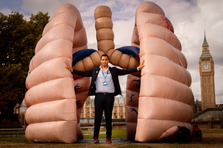 Dr Chris George with lung exhibition outside Big Ben[85].jpeg
